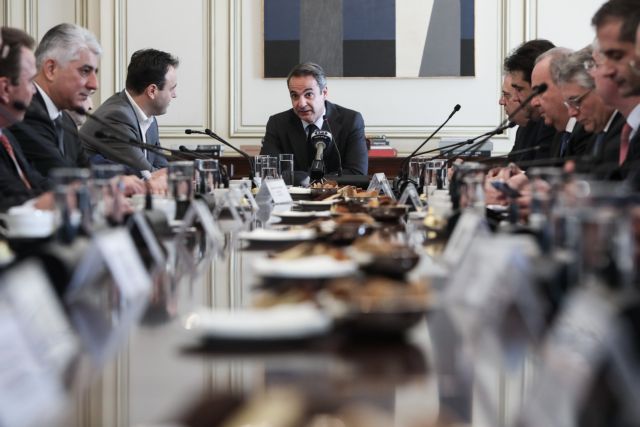 Τη μεταφορά του ΕΝΦΙΑ στους δήμους συζήτησαν Μητσοτάκης και ΚΕΔΕ