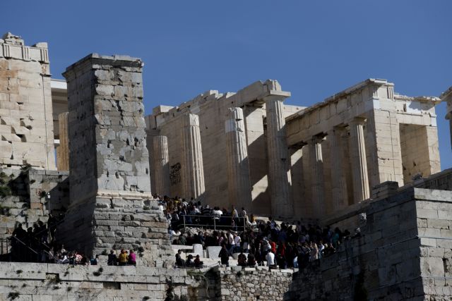 Χαμός στην Ακρόπολη λόγω ελεύθερης εισόδου
