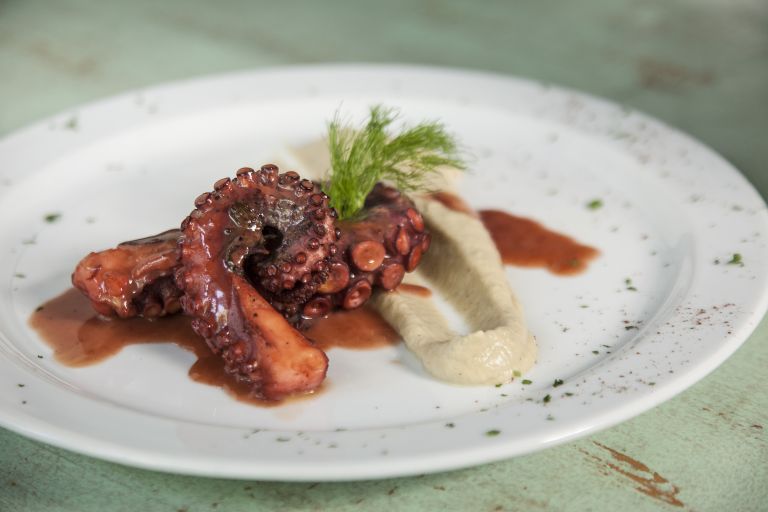 Χταπόδι με πουρέ μελιτζάνας