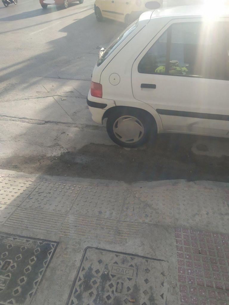 Κλήσεις από Τροχαία σε Αθήνα και Πειραιά για στάθμευση σε ράμπες ΑμΕΑ