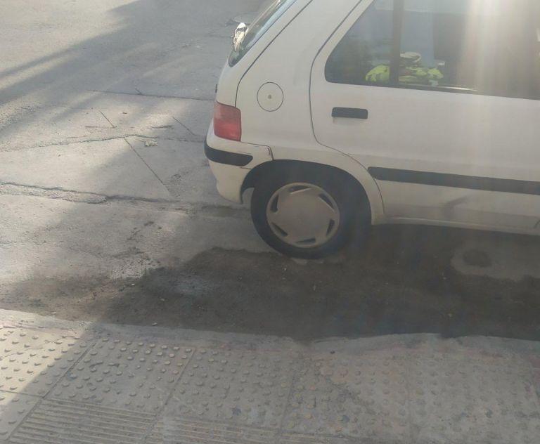 Κλήσεις από Τροχαία σε Αθήνα και Πειραιά για στάθμευση σε ράμπες ΑμΕΑ