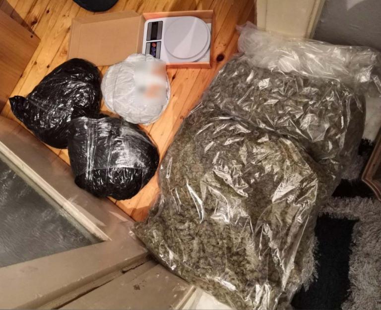 Σύλληψη 29χρονου με 10 κιλά κάνναβης – Τα είχε κρύψει σε χαλιά και παπλωματοθήκες