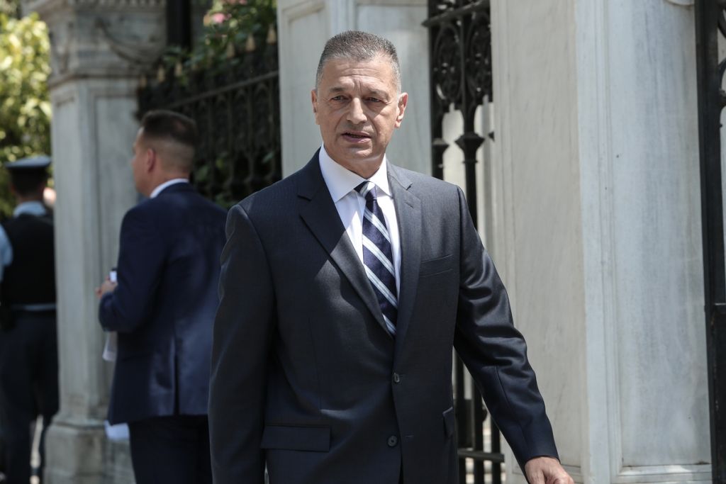 Προσφυγικό: Αφαιρούνται αρμοδιότητες από τον Στεφανή