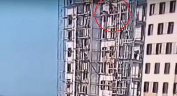 Βίντεο – σοκ: Πέφτουν από τον 9ο όροφο και σώζονται