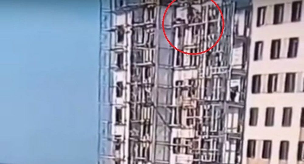 Βίντεο - σοκ: Πέφτουν από τον 9ο όροφο και σώζονται