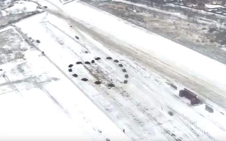 Μία καρδιά από τανκς: Η ασυνήθιστη πρόταση γάμου στρατιωτικού