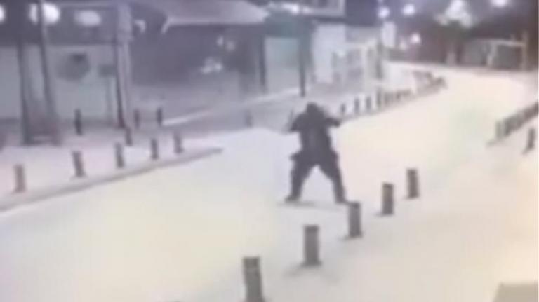 Βίντεο ντοκουμέντο από την Αγία Νάπα – Η στιγμή που ένοπλος «γαζώνει» καφετέρια