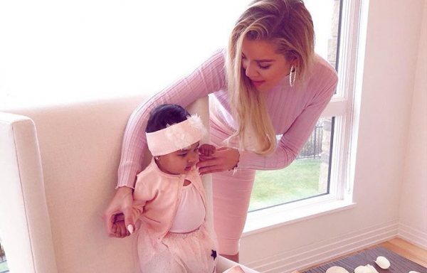 Κλόε Καρντάσιαν: Το πρώτο πράγμα που κάνει με την κόρη της το πρωί