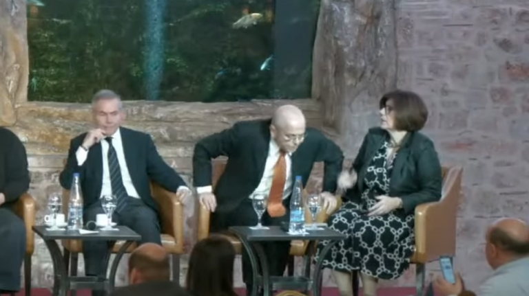 Τα «βρόντηξε» κι έφυγε εκνευρισμένος ο πρέσβης του Ισραήλ από εκδήλωση