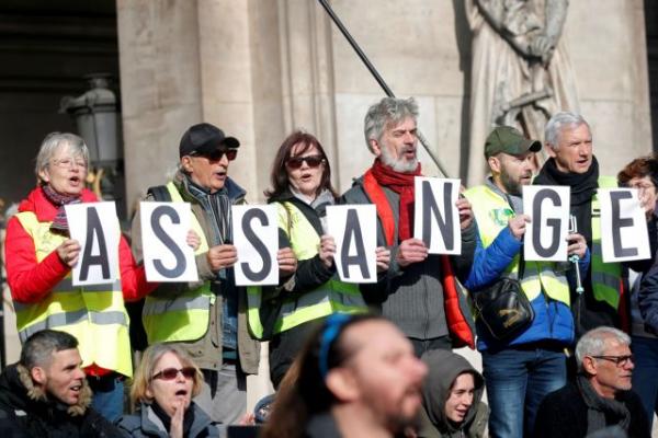 Ο Βαρουφάκης συναντά στη φυλακή τον Ασάνζ
