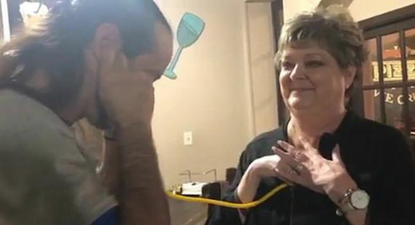 Ακούει την καρδιά του νεκρού γιου του να χτυπά στο στήθος της γυναίκας που έσωσε