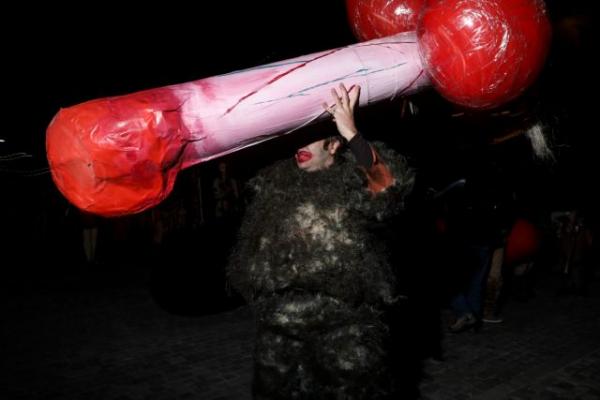 Καρναβάλι: Τεράστιοι φαλλοί «κατέλαβαν» τη Δονυσίου Αεροπαγίτου