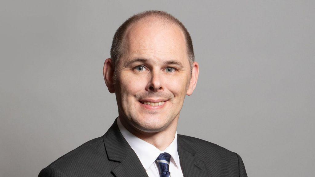 Σάλος στη Βρετανία: Βουλευτής δείχνει τα γεννητικά του όργανα σε παμπ