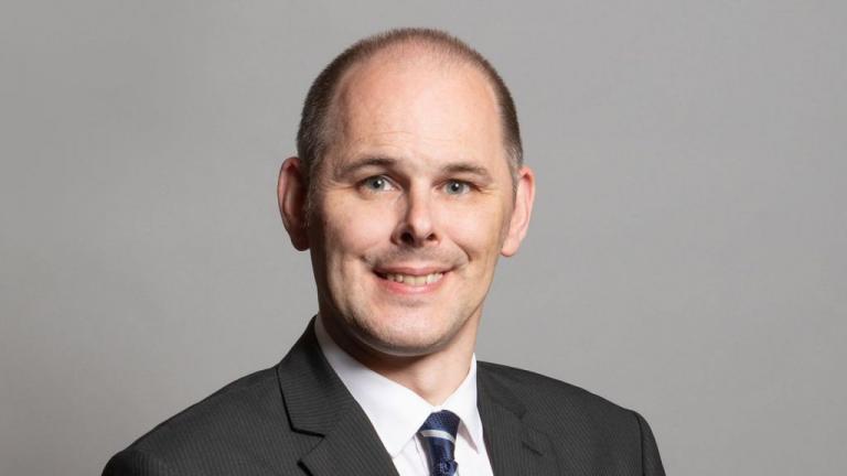 Σάλος στη Βρετανία: Βουλευτής δείχνει τα γεννητικά του όργανα σε παμπ