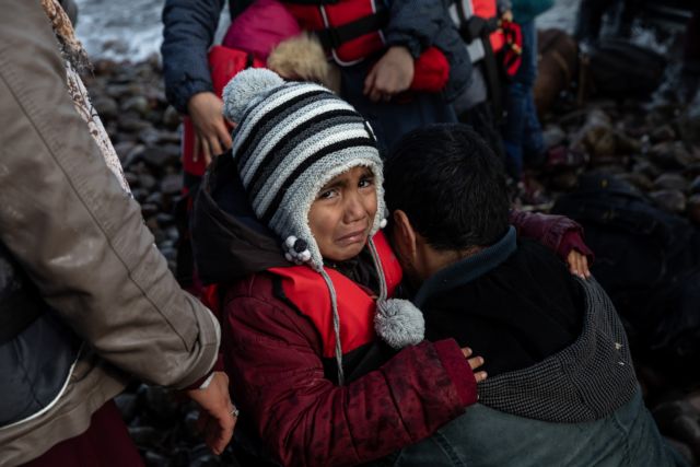 Χαοτική η κατάσταση στα σύνορα – Με δωρεάν λεωφορεία μεταφέρουν οι Τούρκοι τους πρόσφυγες