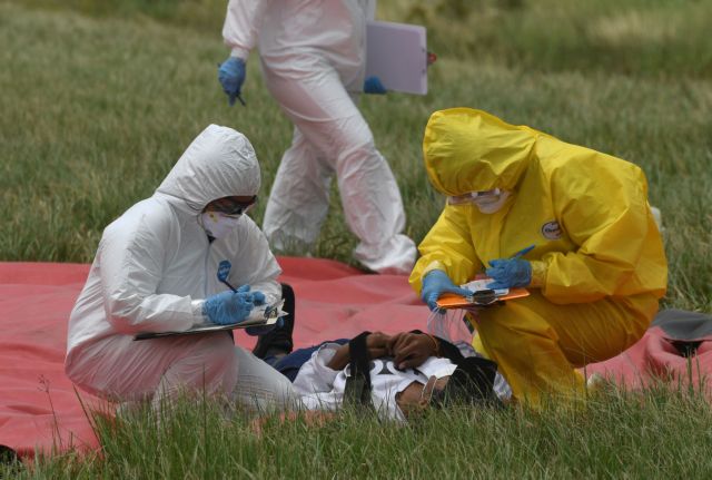 Κοροναϊός : Παίρνουν σηκωτούς ασθενείς από τα σπίτια και τους πάνε σε νοσοκομεία