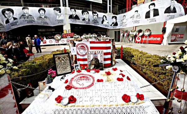 Θύρα 7 : Η οικογένεια του Ολυμπιακού τίμησε τη μνήμη των θυμάτων