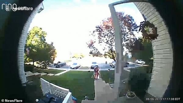 Πήγε επίσκεψη στους γείτονες και… γέννησε στο γκαζόν τους