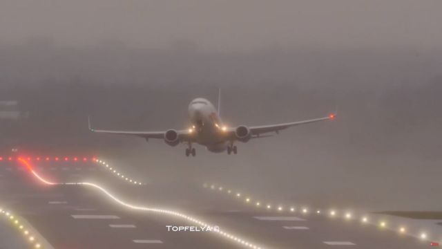Τρόμος στον αέρα - Κεραυνός χτυπά αεροπλάνο