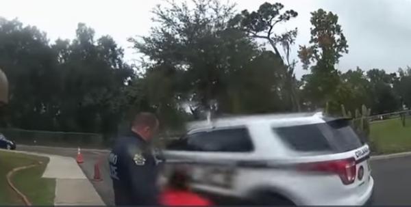 Βίντεο σοκ: Αστυνομικός συλλαμβάνει 6χρονη στο σχολείο της