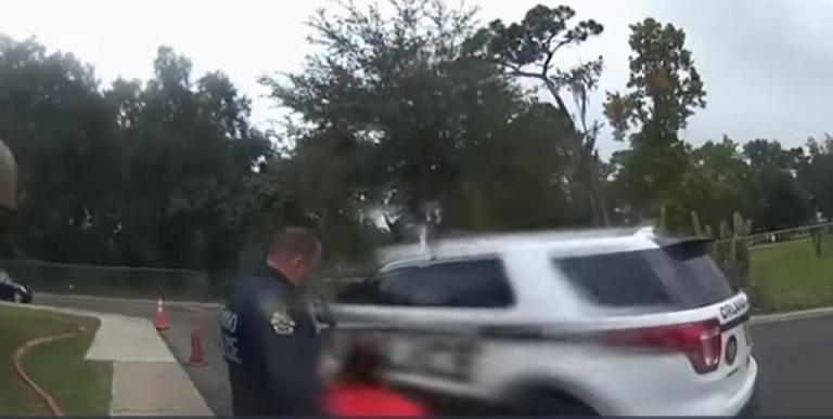 Βίντεο σοκ: Αστυνομικός συλλαμβάνει 6χρονη στο σχολείο της