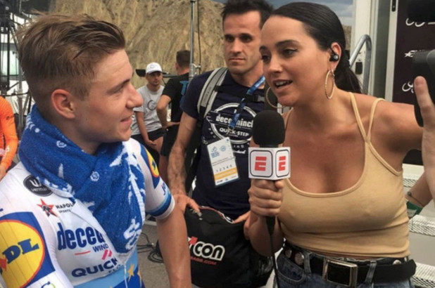 Ποδηλάτης τα έβαλε με δημοσιογράφο γιατί δε φορούσε σουτιέν