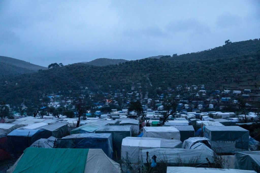 Προσφυγικό: Ασφυκτιά η Μόρια – Τις ΜΚΟ «βλέπει» πίσω από τα επεισόδια ο Μηταράκης