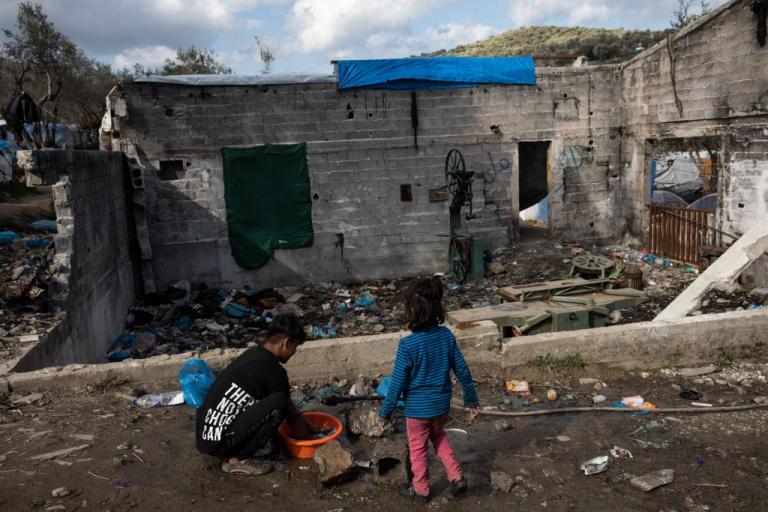 Προσφυγικό: Γενναίες αποζημιώσεις για να εξασφαλίσουν συναίνεση για τα κλειστά κέντρα