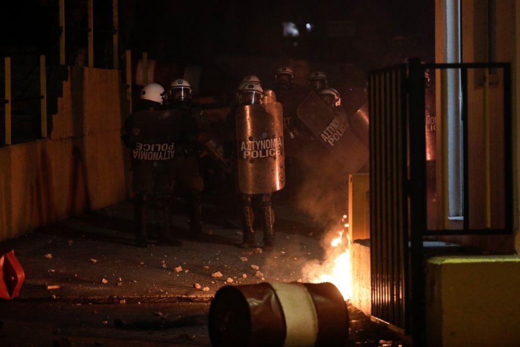 Σε αδιέξοδο το προσφυγικό: Πόλεμος ΜΑΤ με τους νησιώτες – «Πυροσβεστικές» κινήσεις από την κυβέρνηση