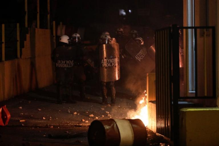 Σε αδιέξοδο το προσφυγικό: Πόλεμος ΜΑΤ με τους νησιώτες – «Πυροσβεστικές» κινήσεις από την κυβέρνηση