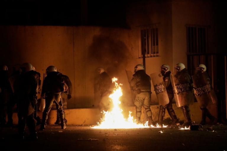 ΝΟΔΕ Λέσβου κατά της βίας των ΜΑΤ: Η κυβέρνηση δημιούργησε συνθήκες που γιγάντωσαν τον λαϊκισμό