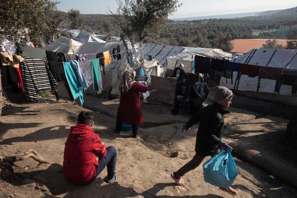 Βουλή : Κόντρα κυβέρνησης – αντιπολίτευσης για την επίταξη χώρων για κλειστές δομές