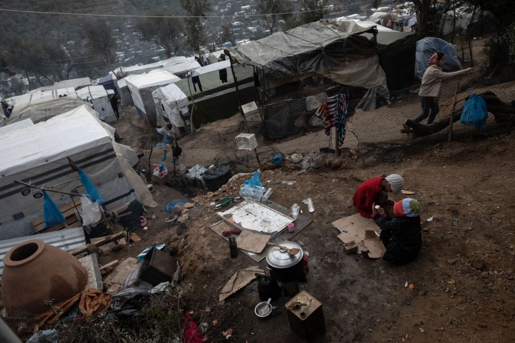 Προσφυγικό: Το «πάγωμα» της επίταξης, το ενδοκυβερνητικό ρήγμα και η μη λύση στην εξαθλίωση των προσφύγων