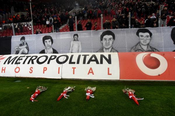 «Ράγισαν» καρδιές στο Καραϊσκάκη για τα θύματα της θύρας 7 (pics & vid)