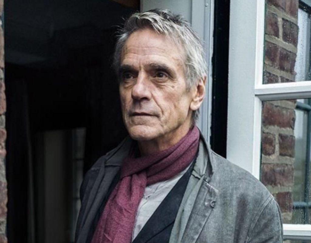 Ο Τζέρεμι Άιρονς ανασκευάζει δηλώσεις του παρελθόντος για τους ομοφυλόφιλους