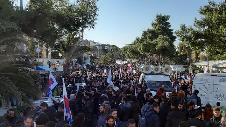 Μετ’ εμποδίων το συνέδριο της ΓΣΕΕ : Έναρξη με διαδήλωση, ΜΑΤ και απαγόρευση του τύπου