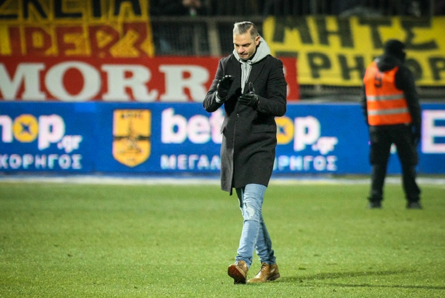 Έξαλλος ο Χαριστέας με τον Καραντώνη