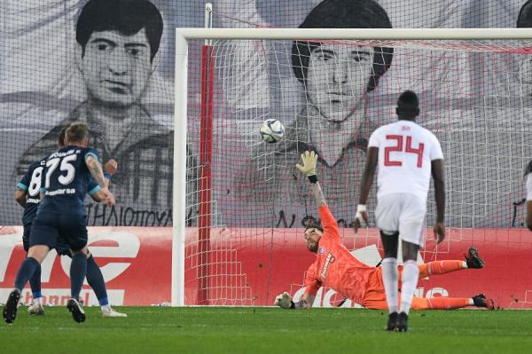 Πέναλτι εκτός περιοχής έδωσε στην Ξάνθη ο Καραντώνης