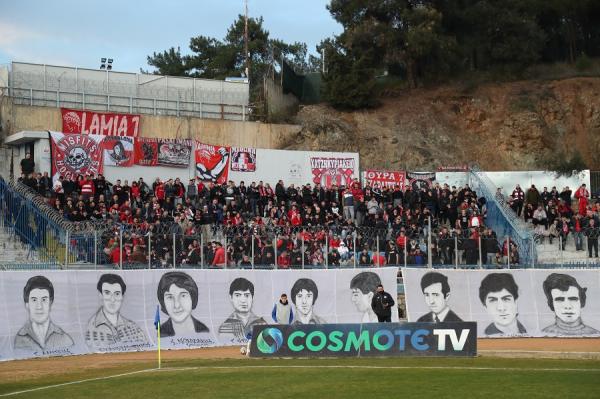 Λαμία – Ολυμπιακός: Με το πανό για τα θύματα της Θύρας 7 στο πέταλο οι οπαδοί των «ερυθρόλευκων»