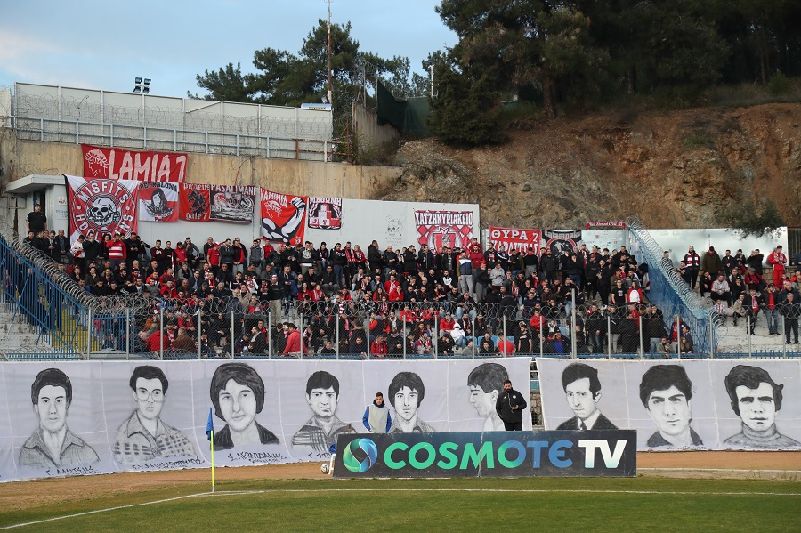 Λαμία – Ολυμπιακός: Με το πανό για τα θύματα της Θύρας 7 στο πέταλο οι οπαδοί των «ερυθρόλευκων»