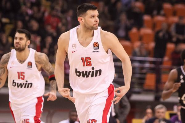 Ολυμπιακός: Η Μακάμπι αποθέωσε τον Κώστα Παπανικολάου