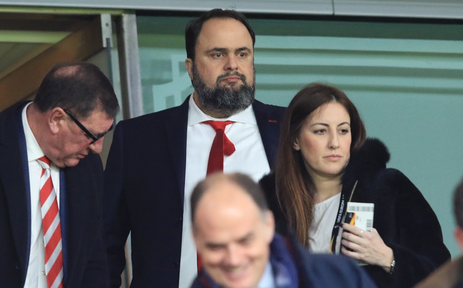 Ένα με τους παίκτες ο Μαρινάκης στα αποδυτήρια του Ολυμπιακού