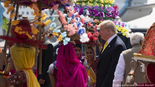 Ο Τραμπ στην Ινδία : Σόου, εμπόριο και στο βάθος εκλογές