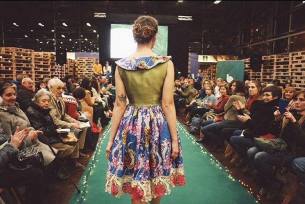 Μοντέλο υποστηρίζει ότι πιέστηκε να φορέσει «ρατσιστικά» αξεσουάρ σε πασαρέλα