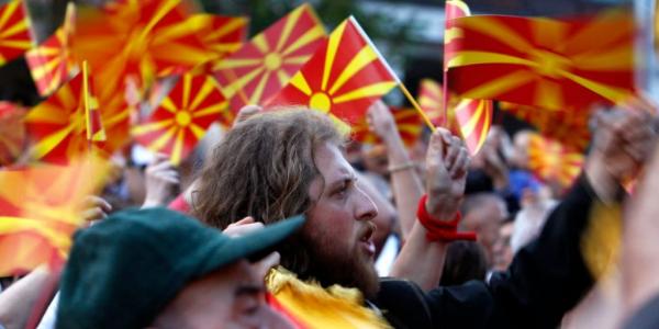 Υπηρεσιακή υπουργός στα Σκόπια επανέφερε ταμπέλα που γράφει «Δημοκρατία της Μακεδονίας»