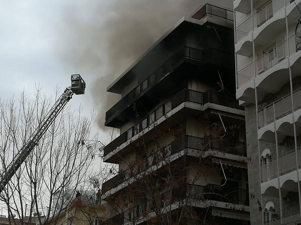 Μεγάλη φωτιά σε διαμέρισμα στο Παλαιό Φάληρο: Δραματικές στιγμές – Απεγκλωβίστηκαν δύο γυναίκες