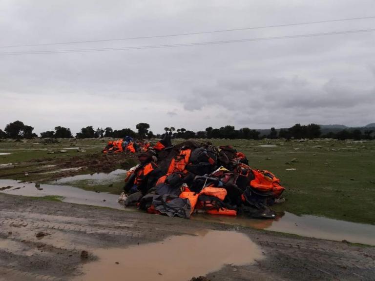 Μυτιλήνη: Γέμισε σωσίβια και βάρκες περιοχή που έχει επιταχθεί για πρόσφυγες