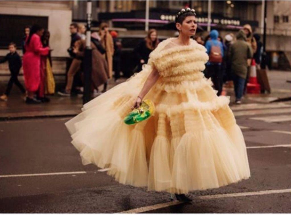 Γιατί οι γυναίκες υποκλίνονται στις δημιουργίες του Christopher Kane;