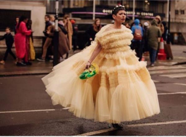 Γιατί οι γυναίκες υποκλίνονται στις δημιουργίες του Christopher Kane;