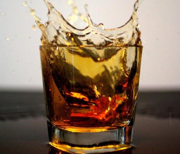 Βρετανός ισχυρίζεται ότι «νίκησε» τον κοροναϊό με ζεστό ουίσκι και μέλι